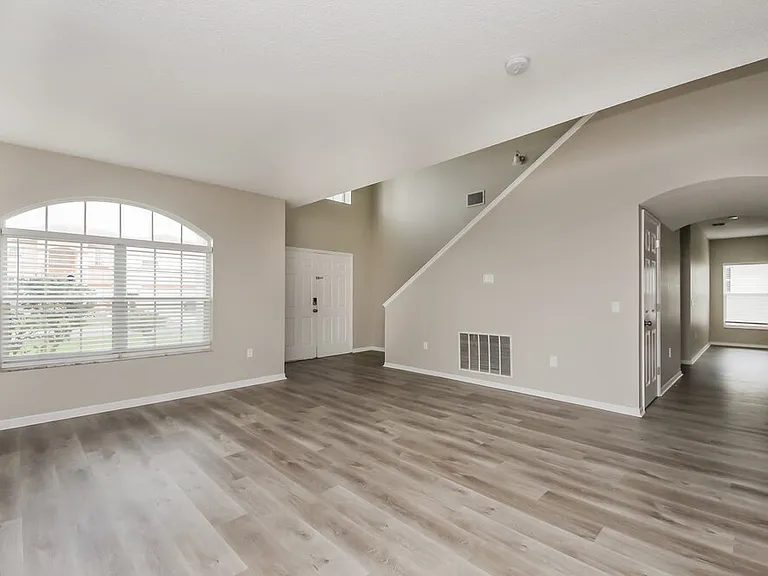 553 Brentford Ct — Photo 5