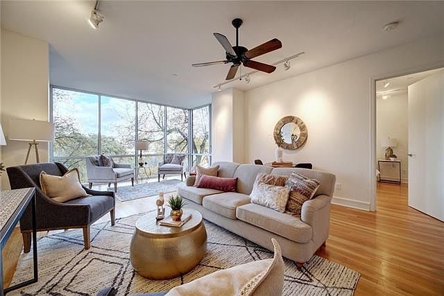 1st image of 901 W 9th St APT 203