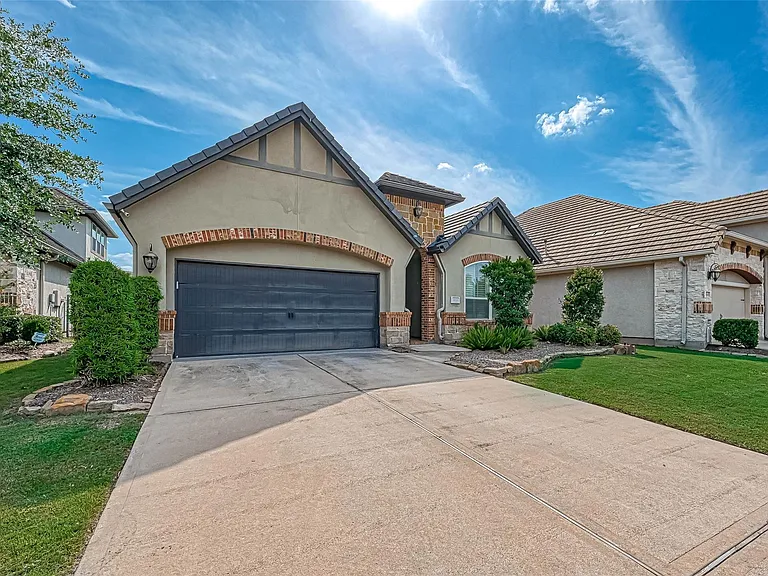 5014 Fairford Dr — Photo 2