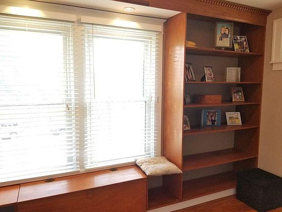 5th image of 1748 Weyer Ave #1