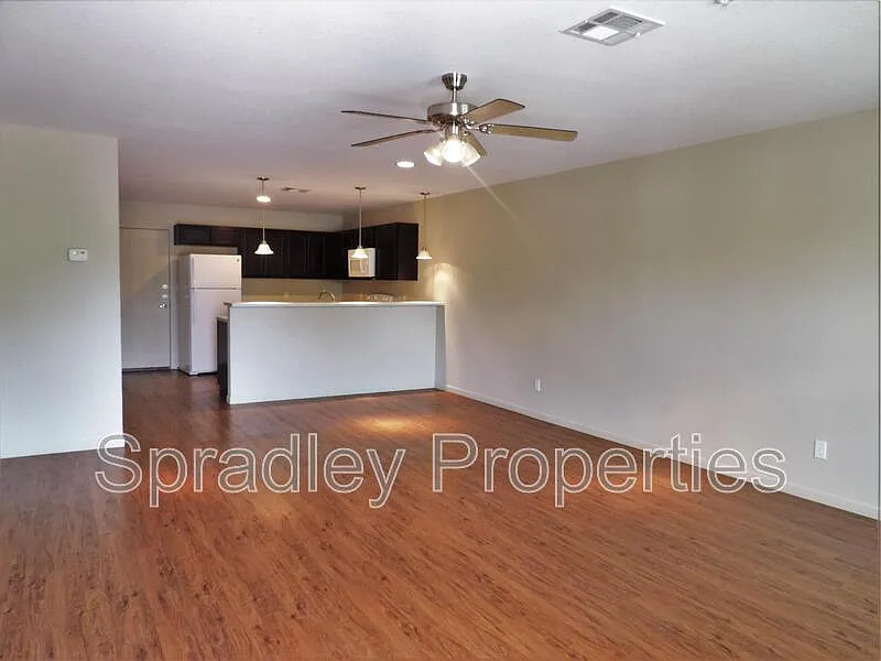 2 bed, 1.0 bath, 1095 sqft, $1,060 — Photo 3