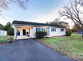 1034 Village Cir, Hickory, NC 28602