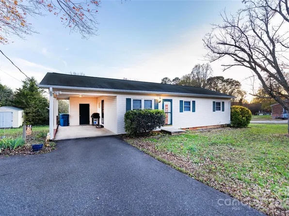 1034 Village Cir, Hickory, NC 28602