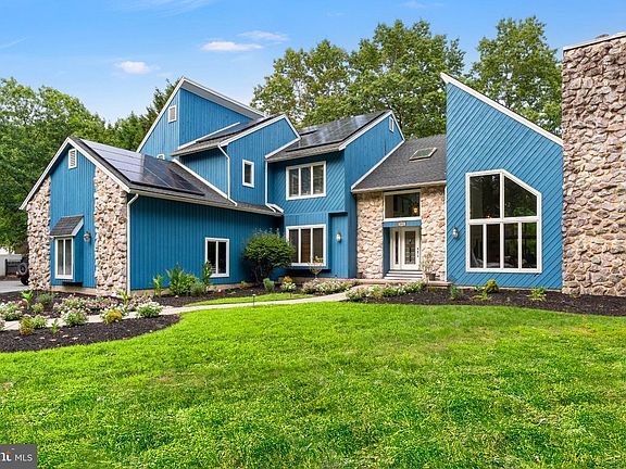 3rd image of 209 Shady Knoll Ln