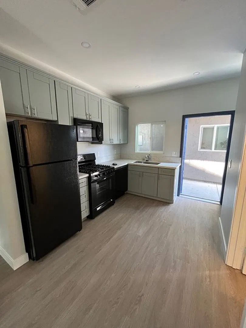 4 bed 2 bath House on Adobe — Photo 2