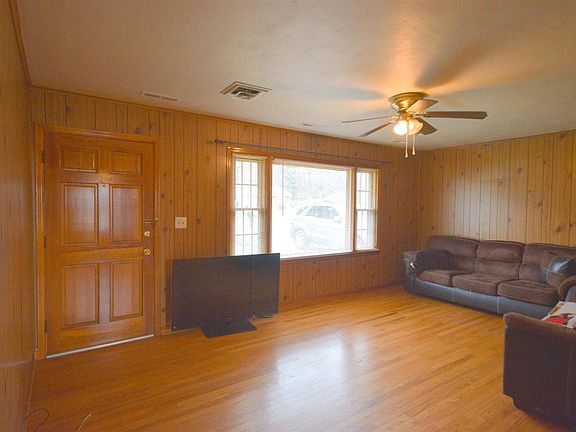 2nd image of 1110 Roundtree Dr