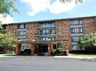 101 Lake Hinsdale Dr APT 208, Willowbrook, IL 60527