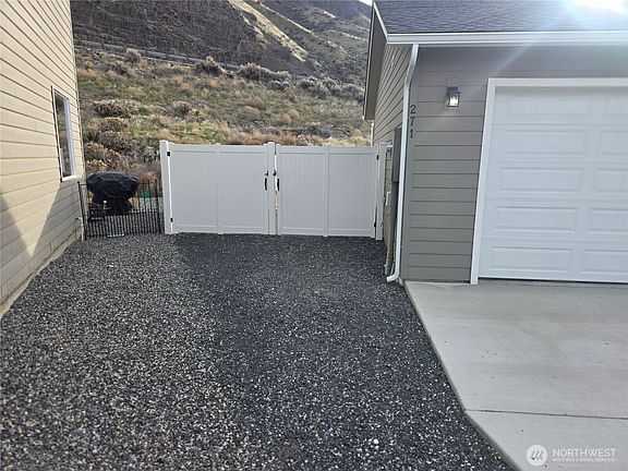 2nd image of 271 George Loop