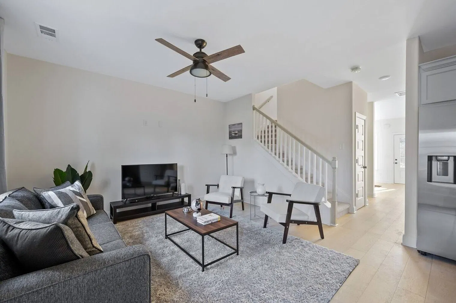 3 bed, 2.5 bath, 1636 sqft, $2,606 — Photo 4