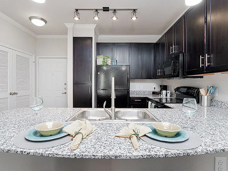 Cascadia Apartments — Photo 4