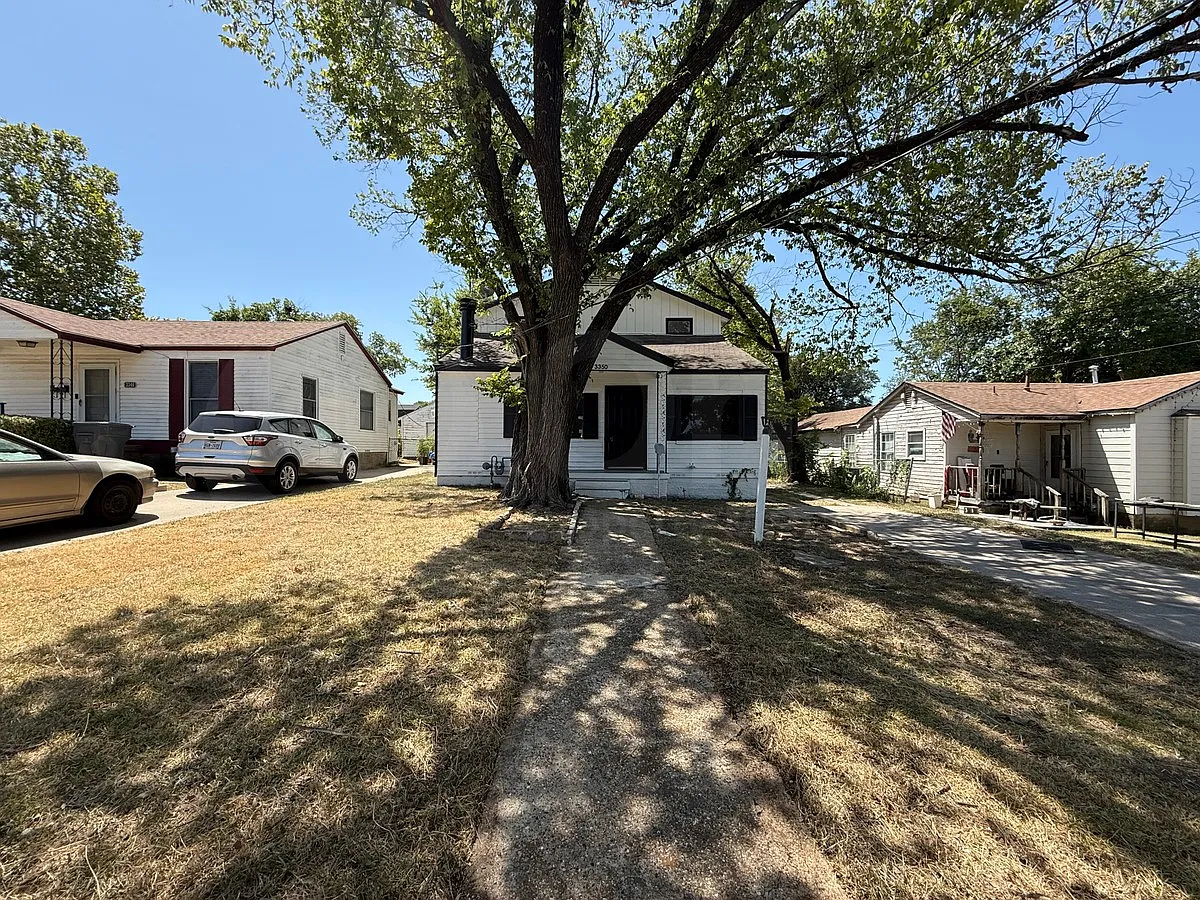 4 bed, 3.0 bath, 1904 sqft, $2,545 — Photo 2