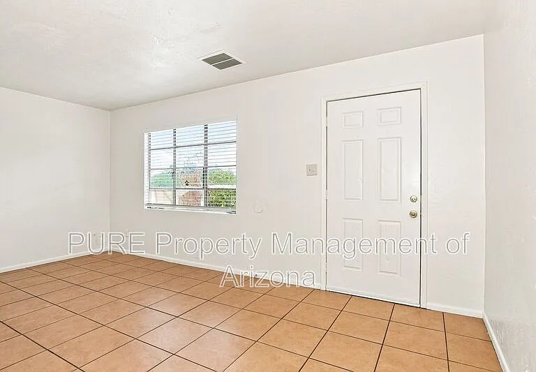 1251 E Rose Ln — Photo 4