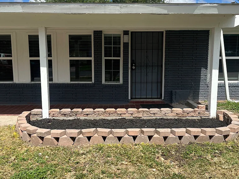 239 Maplewood Ln — Photo 1