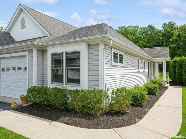 35 White Oak Court #35, Coram, NY 11727