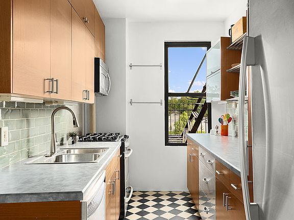 3rd image of 125 Eastern Pkwy APT 5B