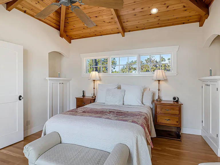 1568 Mariposa Ave — Photo 37