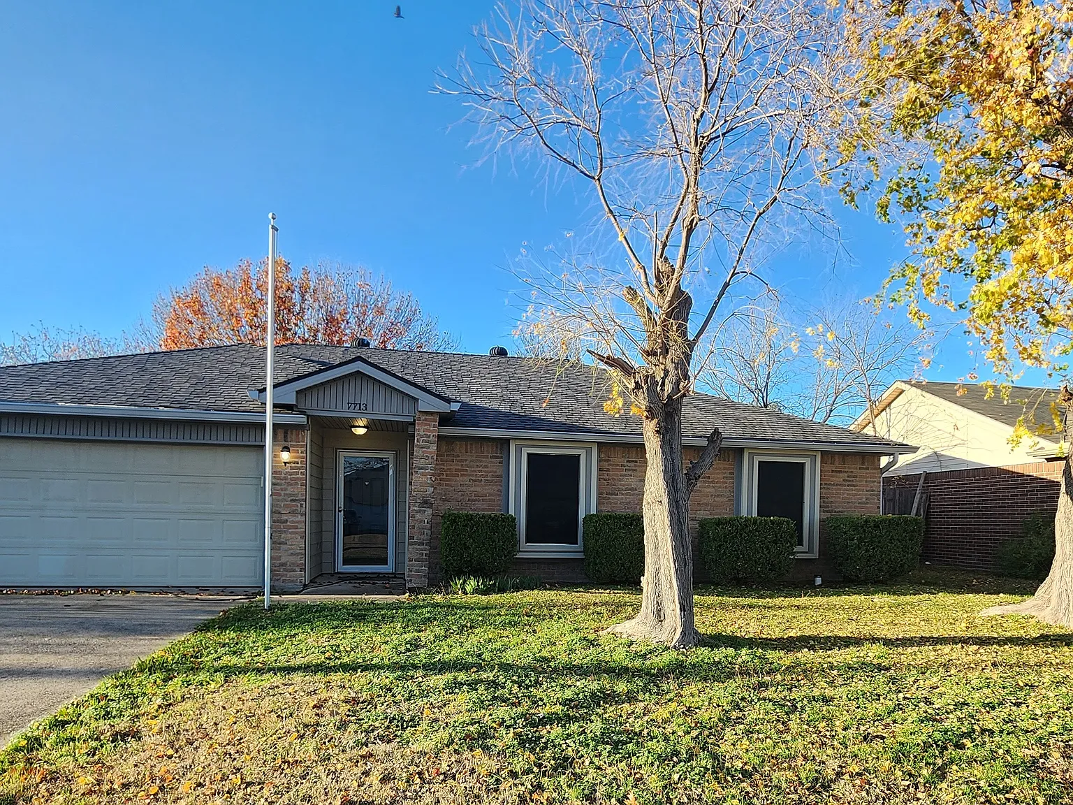 3 bed, 1256 sqft, $2,000 — Photo 2