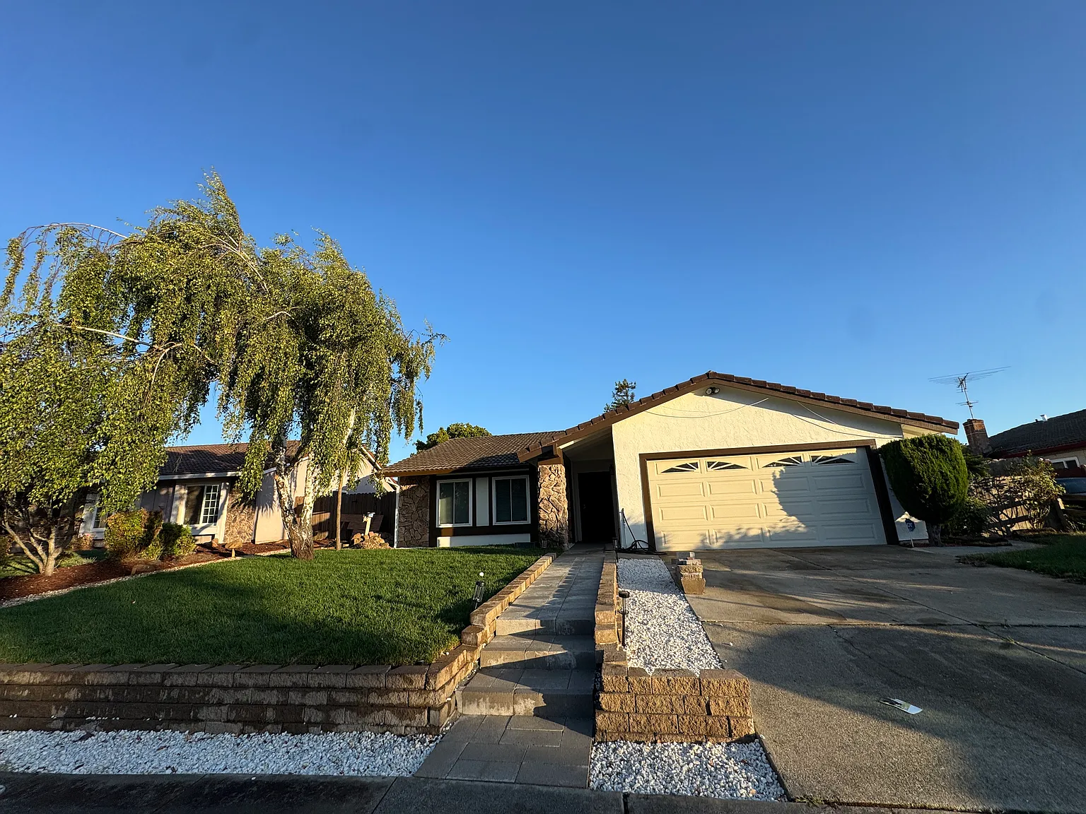 3 bed, 1322 sqft, $3,200 — Photo 1