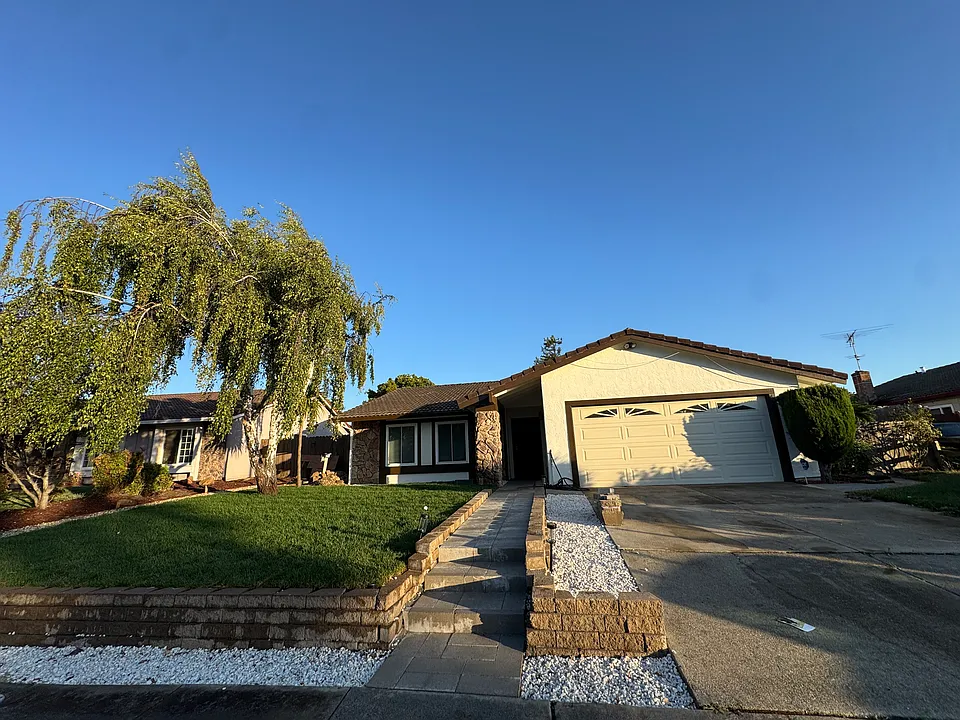521 Locust Dr