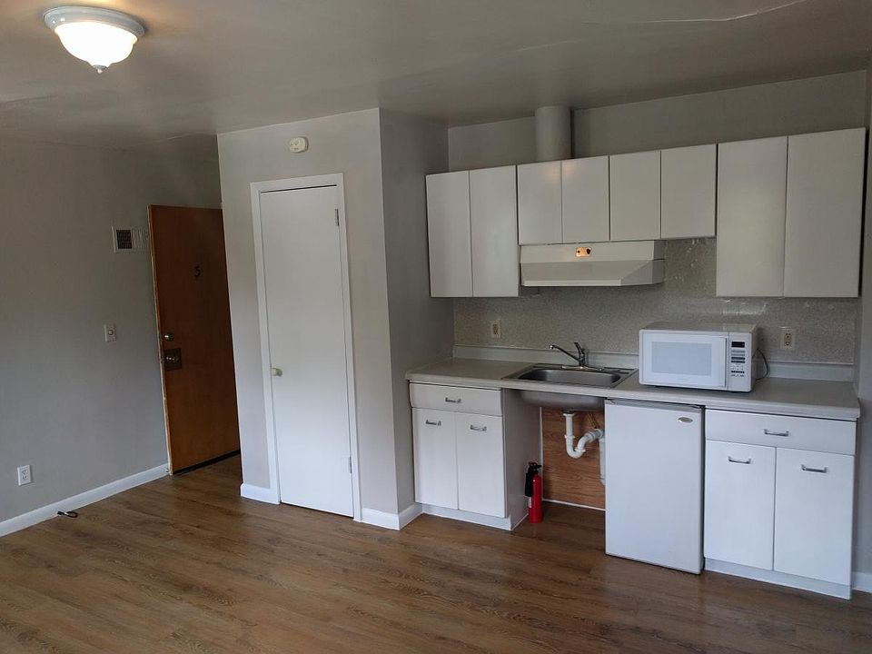 1st image of 110 Elm St W APT 3