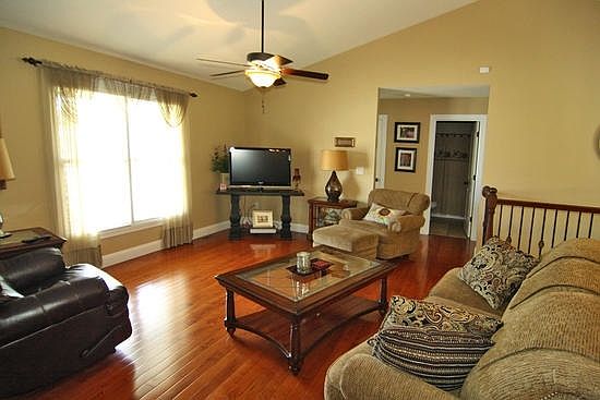 3rd image of 4106 Scenic Dr
