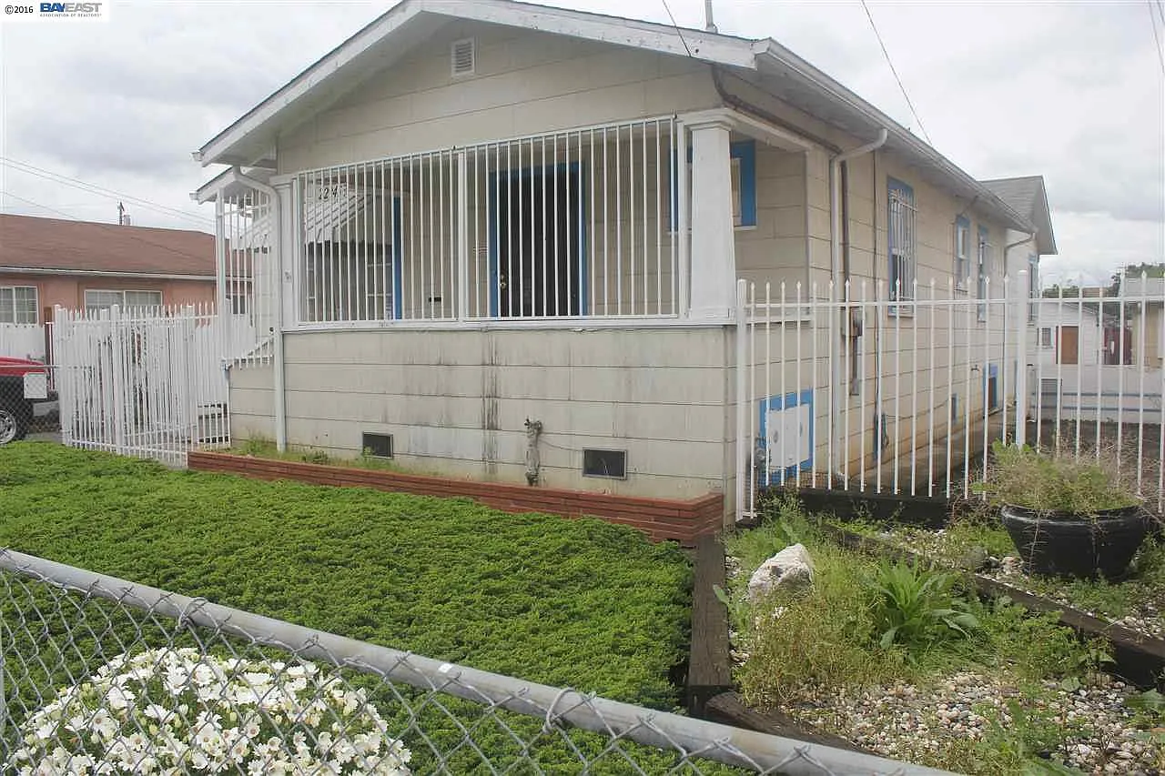22945 Grand St photo 1