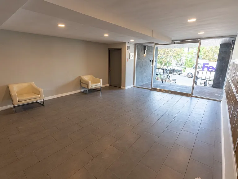 1635 North Martel Avenue — Photo 6
