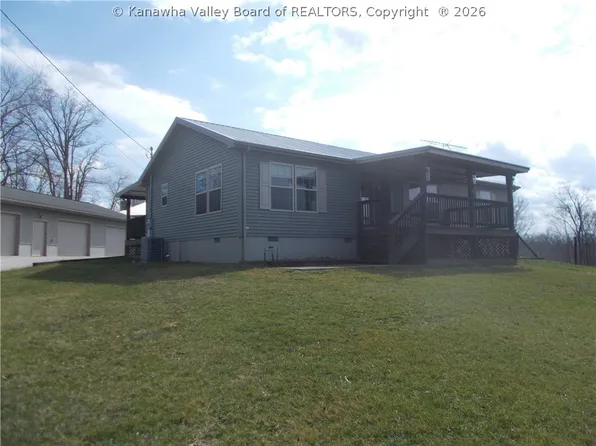 834 Village Ln, Milton, WV 25541