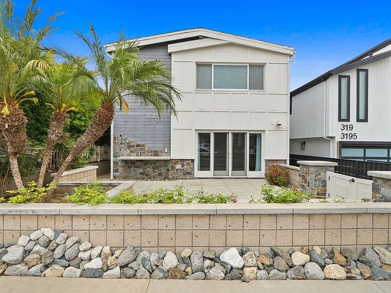 317 1/2 Heliotrope Ave — Photo 1