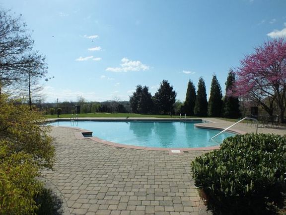 5th image of 524 Stratfield Way