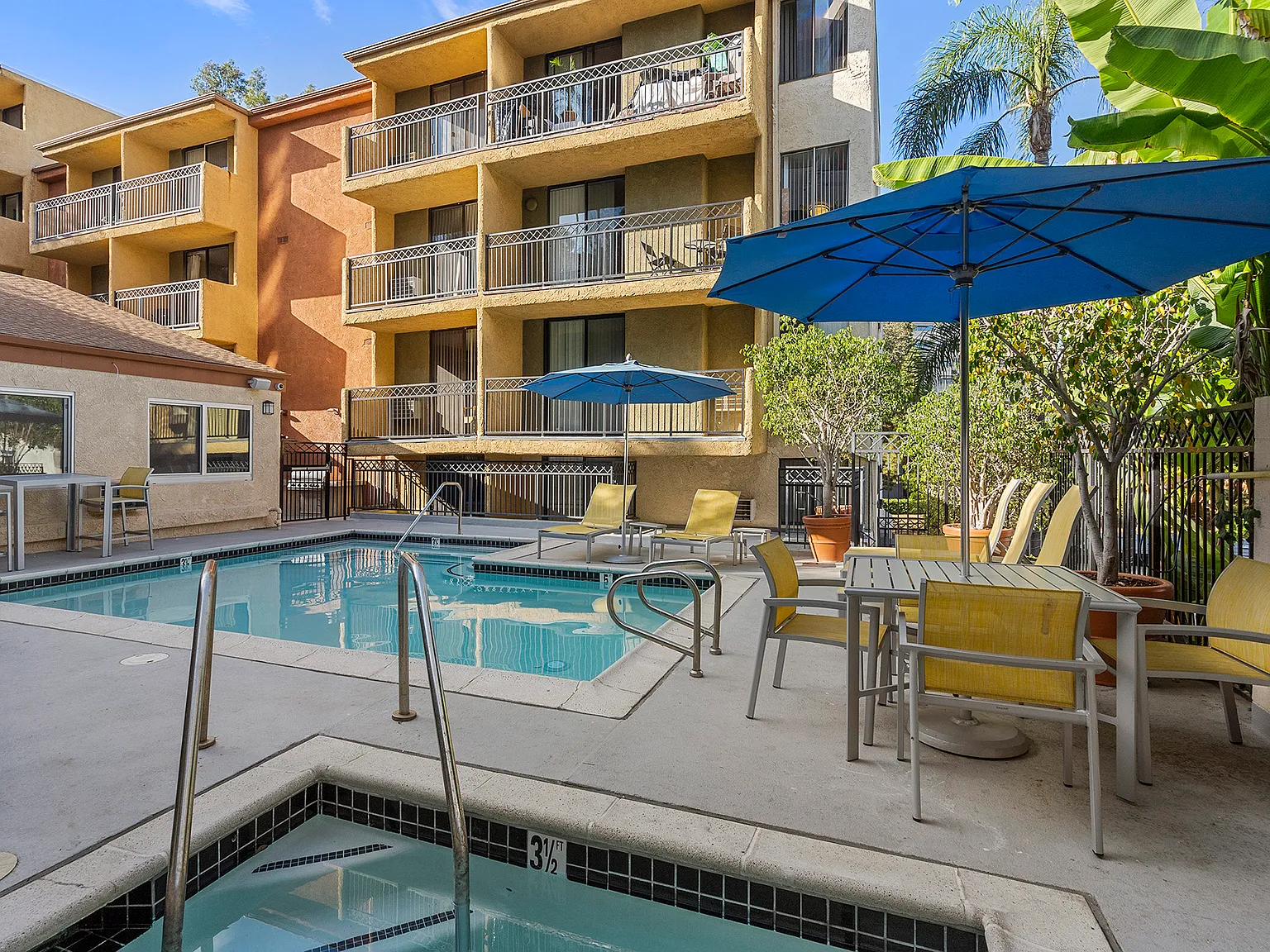 Ariel Court Apts — Photo 2