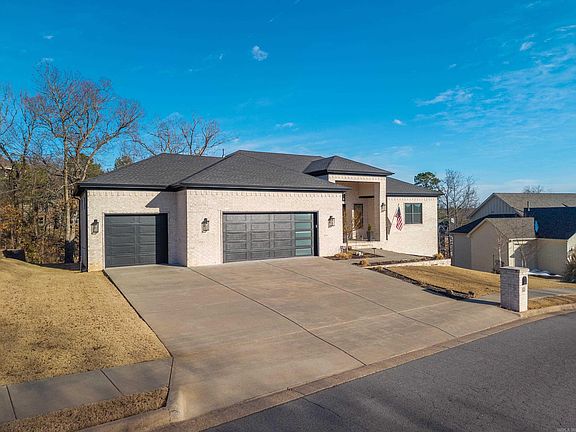 3rd image of 121 Oneida Way