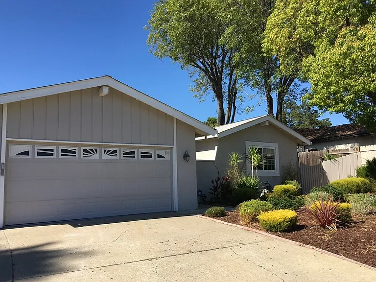 130 Fuschia Ct — Photo 1