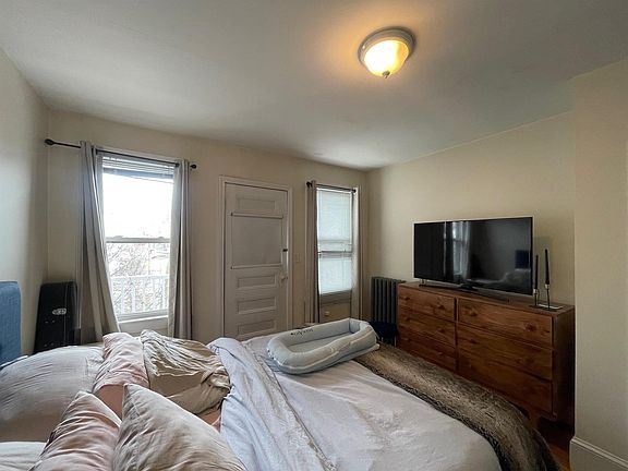 4th image of 40 Linden Ave