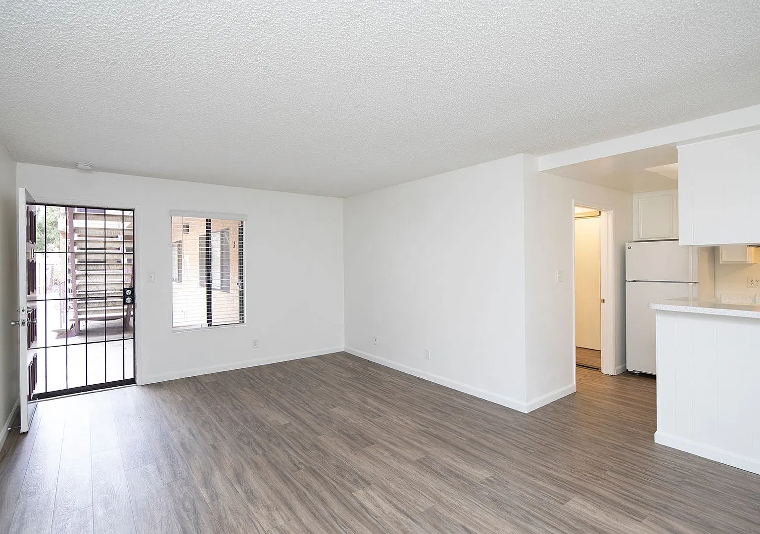 Stephanie Apartments — Photo 3