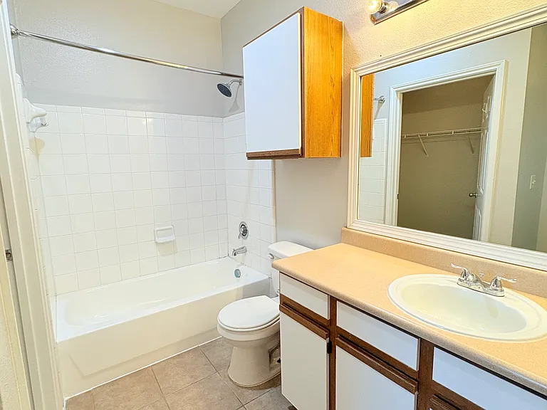 San Pedro Apartments — Photo 32