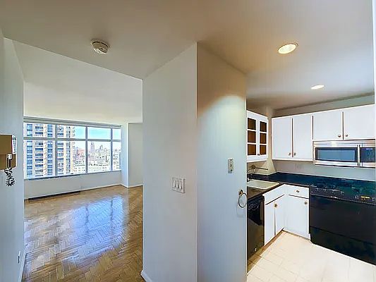 3rd image of 160 W 66th St APT 27C