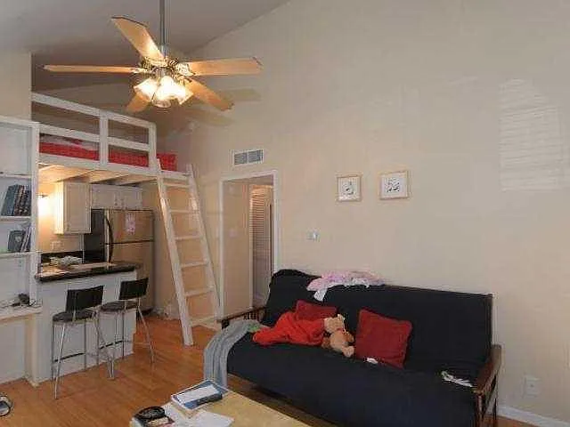 1000 W 26th St Apt 210 — Photo 2