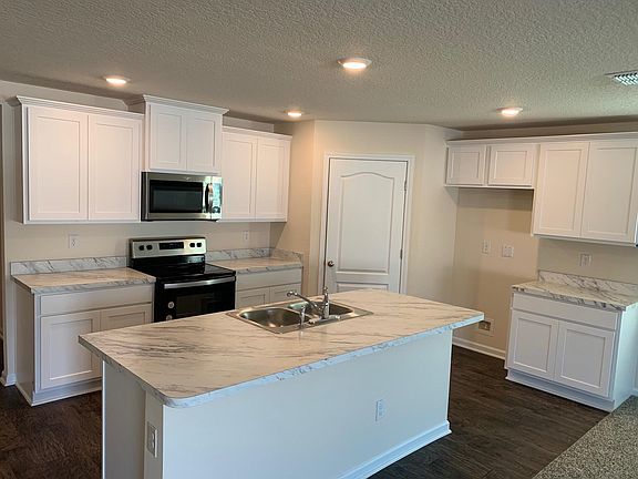 4th image of 80 Radcliffe Dr