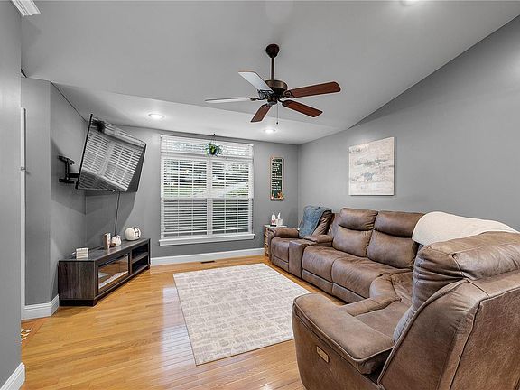 4th image of 454 Maple Ln