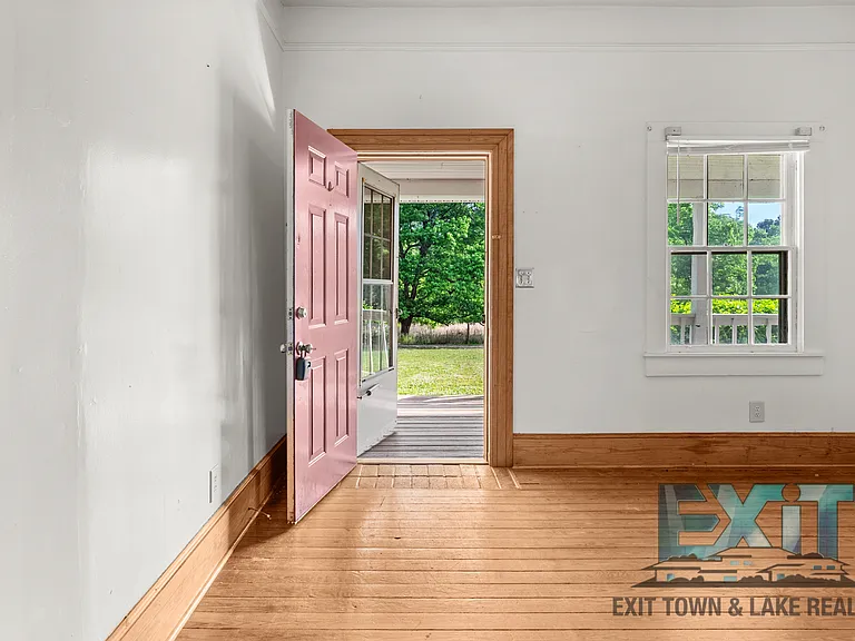 440 Thompson St — Photo 6