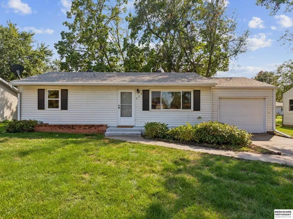 209 Highland Dr, Gretna, NE 68028