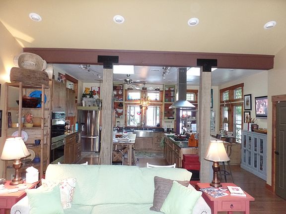 5th image of 750 Lakeshore Dr