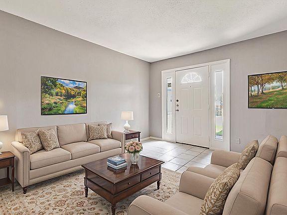 2nd image of 811 Redbird Dr #811