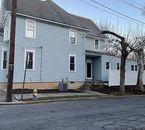 4th image of 502 E Weidman St