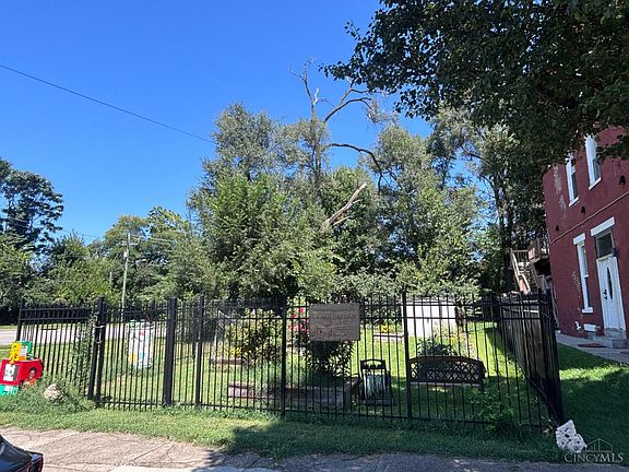 3rd image of 476 Dayton St