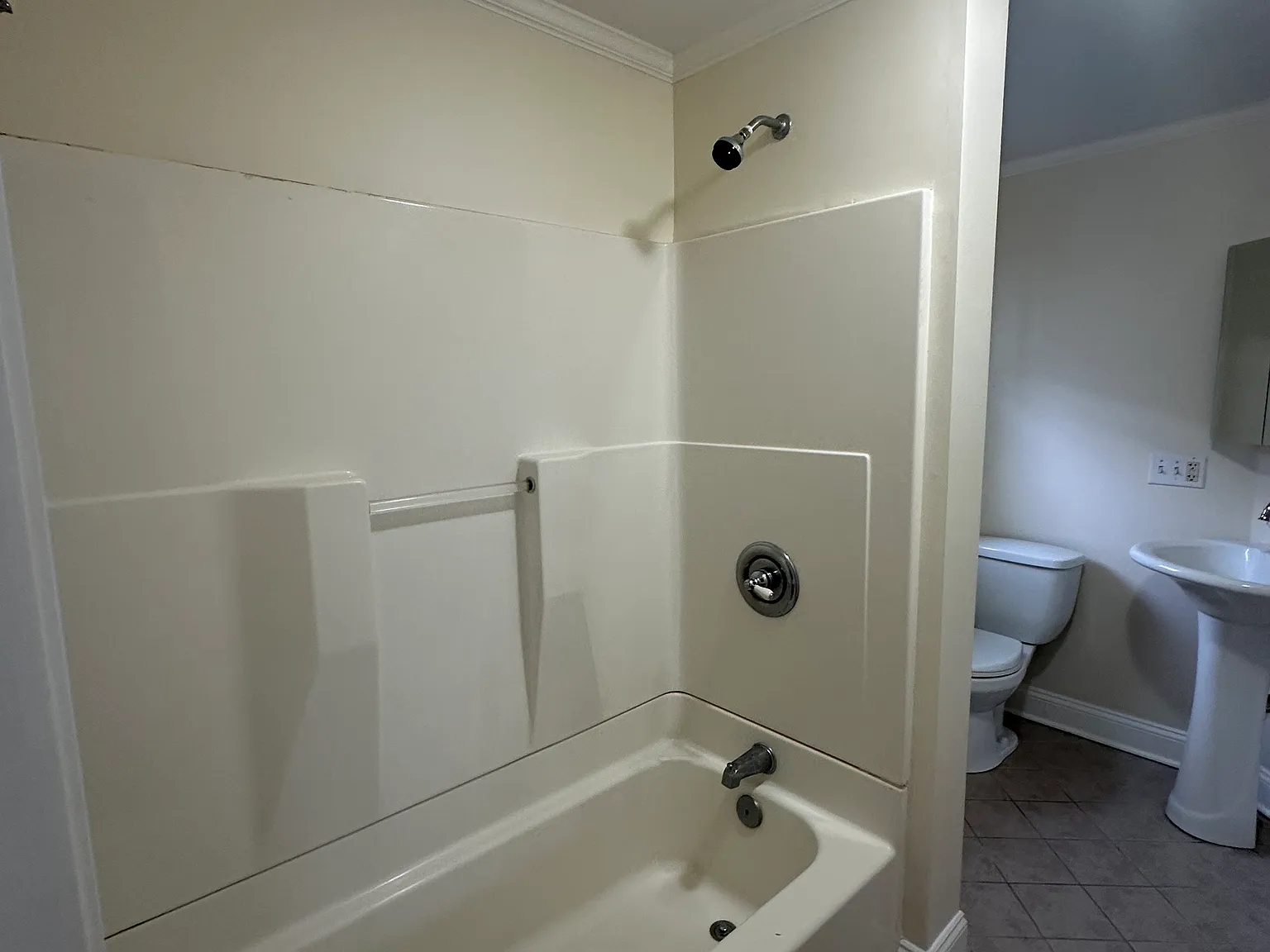 2 bed, 1000 sqft, $2,200 — Photo 2