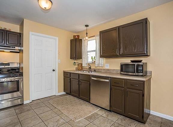 5th image of 137 Wynstay Ave