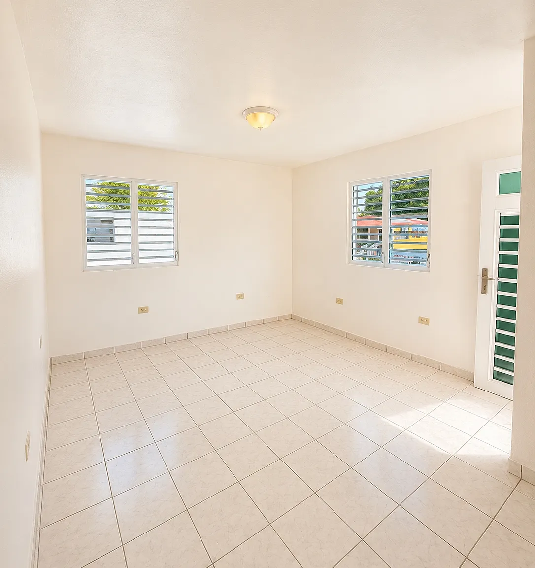 3 bed, 1.0 bath, 700 sqft, $1,100 — Photo 2