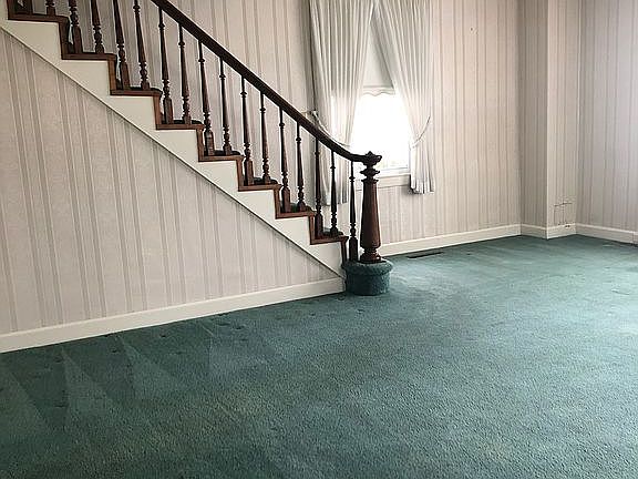 Luving Room w/staircase